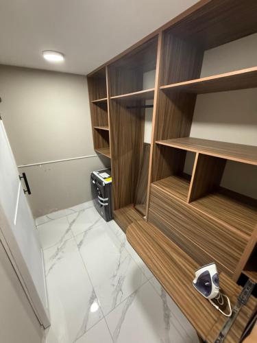 a room with a closet with wooden shelves at Caza mia in Acolman de Netzahualcóyotl