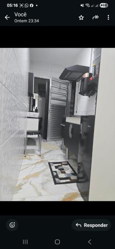 ein Bild eines Zimmers mit einem Schreibtisch und einem Stuhl in der Unterkunft Studio Luxo decorado total Ar condicionado in São Paulo