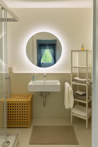 ボンにあるStilvolles Apartment mit zwei Bädern Terrasse und Parkplatz nahe Rhein und Bonn Zentrumの洗面台と鏡のあるバスルーム