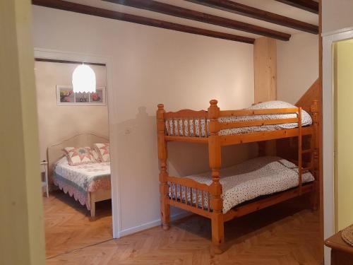 - une chambre avec des lits superposés dans l'établissement Maison de campagne meublé du tourisme classé 2 étoiles ,jardin, parking, à Villeneuve-de-Marc