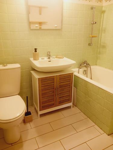 une salle de bain avec un lavabo, des toilettes et une baignoire dans l'établissement Maison de campagne meublé du tourisme classé 2 étoiles ,jardin, parking, à Villeneuve-de-Marc