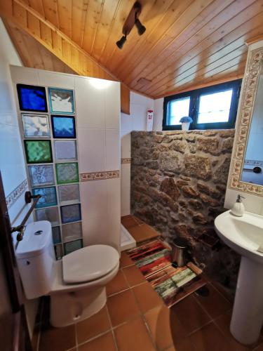 a bathroom with a toilet and a sink at Senda Verde do Salnés in Portas
