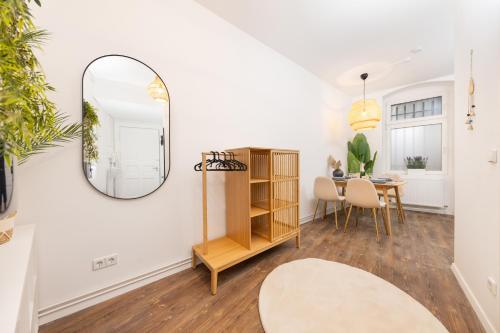 un soggiorno con un tavolo e uno specchio di SUHU Berlin Apartments a Berlino
