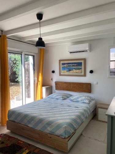 une chambre avec un lit et une fenêtre dans l'établissement Villa Pyla sur Mer, à La Teste-de-Buch