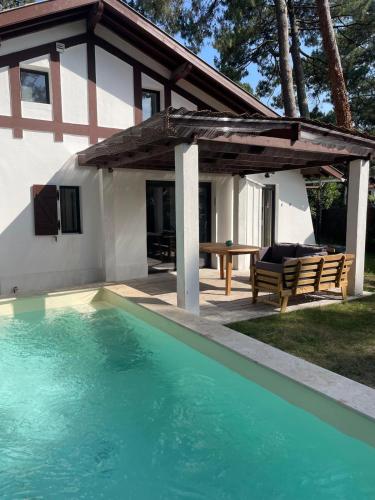une piscine devant une maison dans l'établissement Villa Pyla sur Mer, à La Teste-de-Buch
