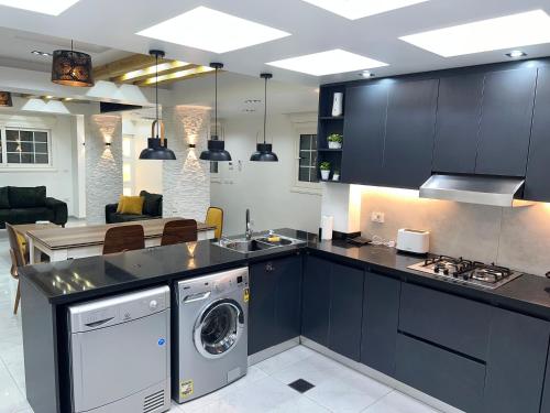 A kitchen or kitchenette at شقه فندقيه