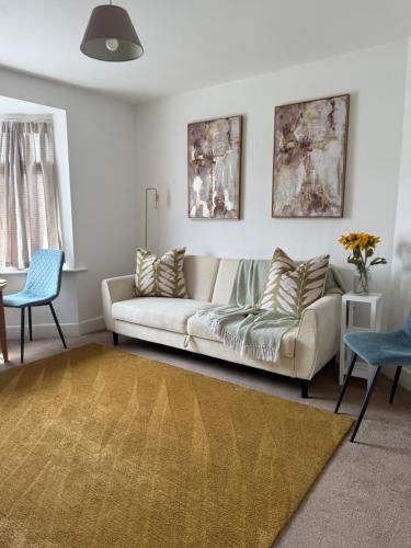 a living room with a couch and a blue chair at Private Spacious One-Bedroom Flat - Located Between the City Centre and the New Forest in Totton