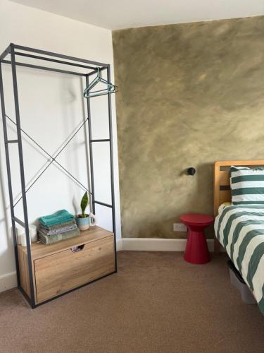 Ένα ή περισσότερα κρεβάτια σε δωμάτιο στο Private Spacious One-Bedroom Flat - Located Between the City Centre and the New Forest