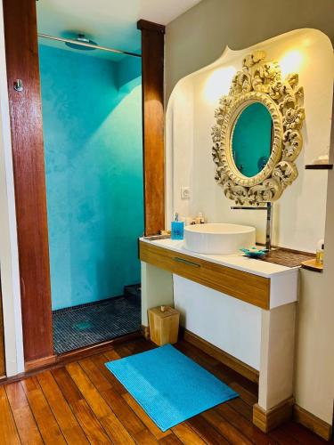 une salle de bain avec un lavabo et un miroir dans l'établissement Old town, experience out of time, à Nice