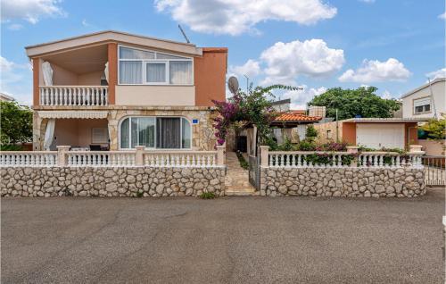 Gorgeous Apartment In Vir With Kitchen