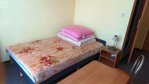 Una cama o camas en una habitación de Delfin -przy plaży, widok na morze