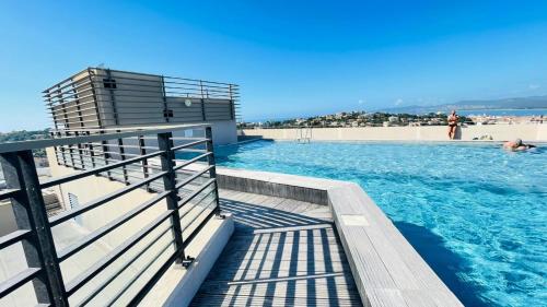 - une piscine avec des personnes à l'eau dans l'établissement Très bel appartement -résidence avec piscine sur le toit et vue panoramique, à Saint-Raphaël