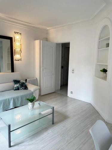 un salon avec un canapé et une table basse dans l'établissement Appartement 75017 proche Parc Monceau, à Paris