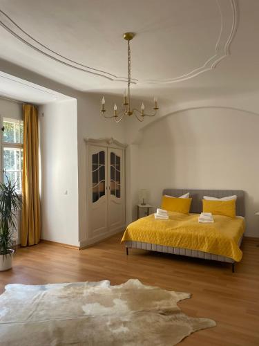a bedroom with a bed with a yellow blanket at Pension - Kavaliershaus Krumke - Schlüsseltresor - Kein TV in Krumke