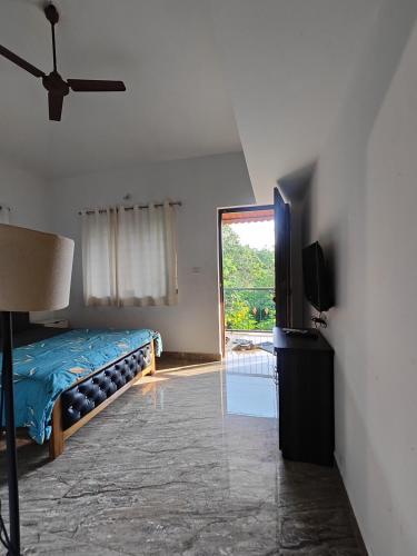 Una televisión o centro de entretenimiento en GOAROUND- Cozy Casa Mellow at Vagator by Goaround Homes