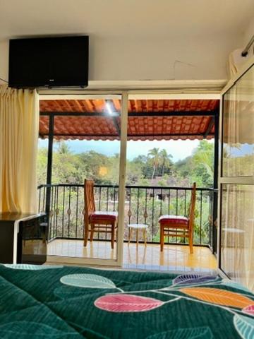 Un balcón o terraza de GOAROUND- Cozy Casa Mellow at Vagator by Goaround Homes