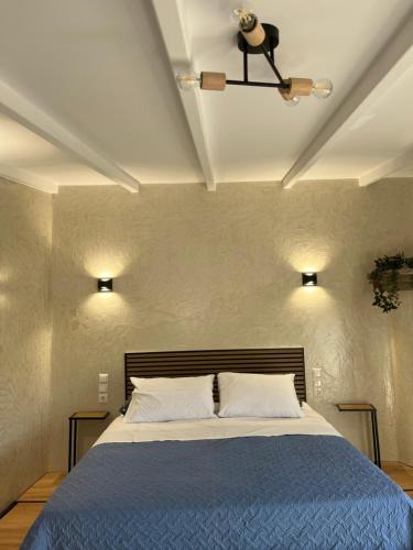 Un pat sau paturi într-o cameră la Boutique Eptalofos 2 15min from airport and sea