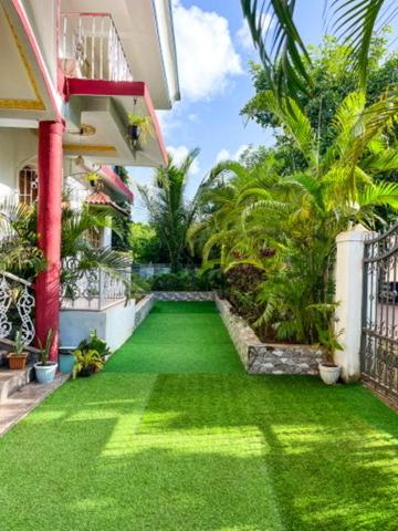 Jardín al aire libre en GOAROUND- Cozy Casa Mellow at Vagator by Goaround Homes