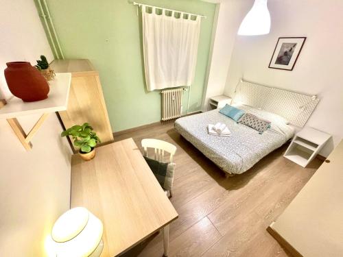 une petite pièce avec un lit et une table dans l'établissement 