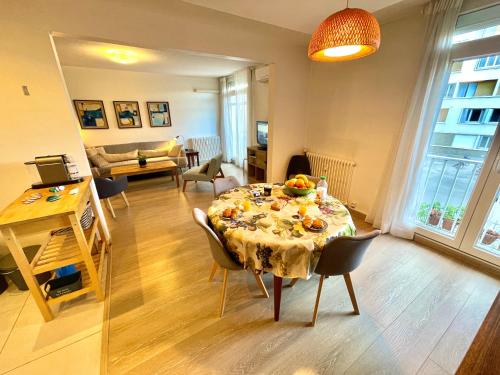 un salon avec une table et des chaises et un salon dans l'établissement 