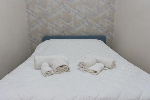 a white bed with towels on top of it at Luma Casa Vacanze in Gaeta