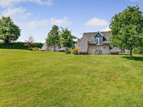 a house on a large grassy field at 3 Bed in Crediton WAIE4 in Zeal Monachorum
