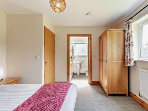 a bedroom with a bed and a bathroom at 3 Bed in Crediton WAIE4 in Zeal Monachorum