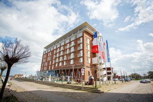 a large brick building on the side of a street at Speicher Barth - Superior-Hotel in Barth