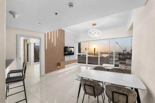 Luxury Apartment 2BR with Sea & Palm View - DAMAC Heights