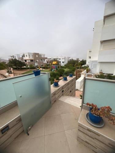 Balkón nebo terasa v ubytování Appartement lumineux avec terrasse XXL, piscine & plage et vue montagne