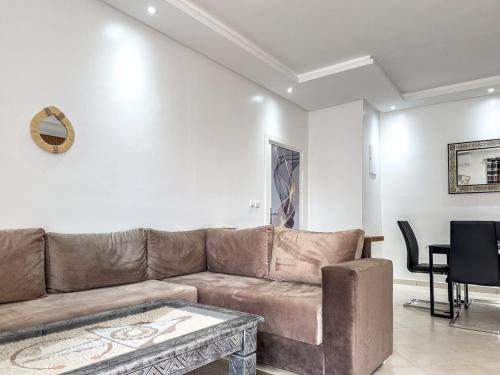 Posezení v ubytování Appartement lumineux avec terrasse XXL, piscine & plage et vue montagne