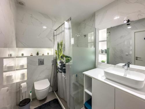 Koupelna v ubytování Appartement lumineux avec terrasse XXL, piscine & plage et vue montagne