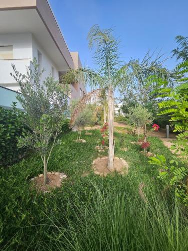 Zahrada ubytování Appartement lumineux avec terrasse XXL, piscine & plage et vue montagne