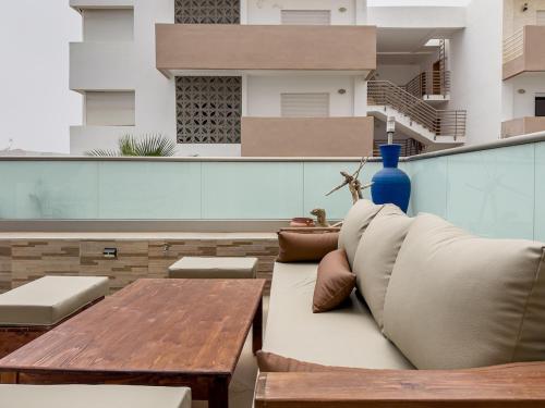 Posezení v ubytování Appartement lumineux avec terrasse XXL, piscine & plage et vue montagne
