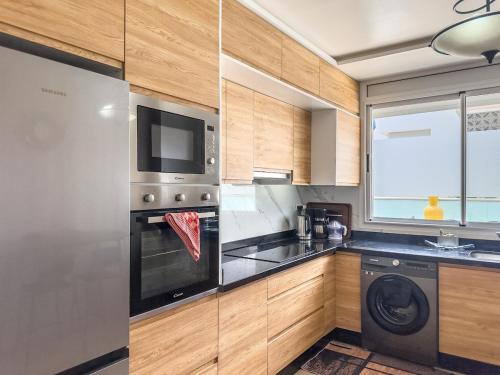 Kuchyň nebo kuchyňský kout v ubytování Appartement lumineux avec terrasse XXL, piscine & plage et vue montagne