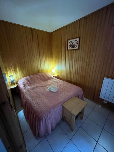 une chambre avec un lit et une table dedans dans l'établissement Le grand large, 50m de la mer, à Carnac