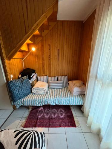 une pièce avec un canapé sur lequel est assis un chat dans l'établissement Le grand large, 50m de la mer, à Carnac