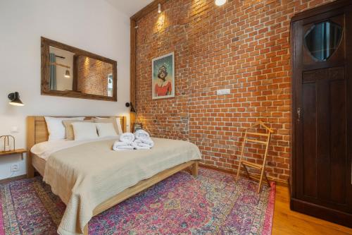 Posteľ alebo postele v izbe v ubytovaní Oak Doors Apartament w Rynku - ProperUNIT