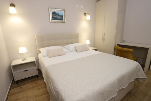 Postel nebo postele na pokoji v ubytování Brand New 3BR Apartment with Rooftop Sea View & Pool Villa Fiorentini Ciovo