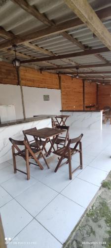 Dos mesas de picnic colocadas en el suelo de un edificio. en Ilha das Peças "Pousada do Beto", 