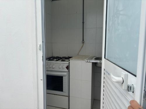 a small kitchen with a stove and a sink at Jinene logement in Yasmine