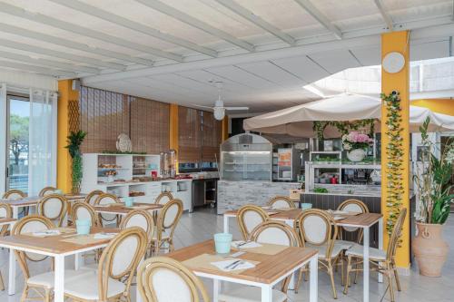 Hotel La Brezza frontemareにあるキッチンまたは簡易キッチン