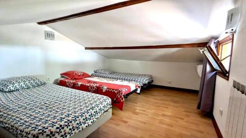 - 2 lits dans une chambre mansardée dans l'établissement Gite des Ecureuils, vue mer, piscine privée, parking, climatisation, à La Ciotat