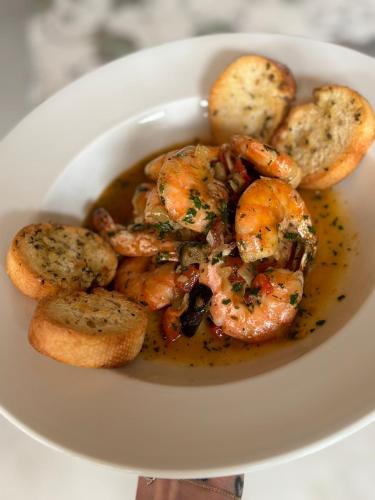 a bowl of shrimp with bread and sauce at Casa Piri in Anina