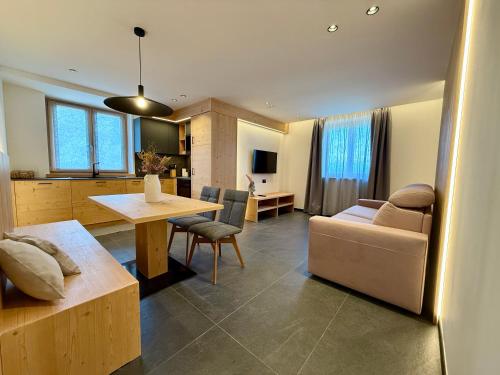 una sala de estar con un sofá y una mesa en Appartamento Rododendro, en Andalo