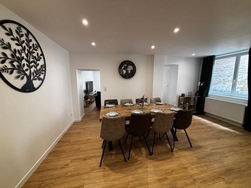 une salle à manger avec une table et des chaises dans l'établissement Entre ville et marais, à Saint-Omer