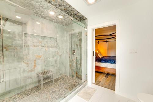 Ένα μπάνιο στο Lake Tawakoni Access and Hot Tub - Wills Point Home!