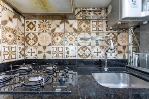 ブラジリアにあるBelíssimo de Alto Padrãoのコンロとシンクのあるキッチン