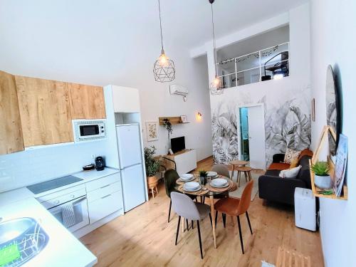 Comfy loft, 6 metro stops from downtown, AC & WiFi