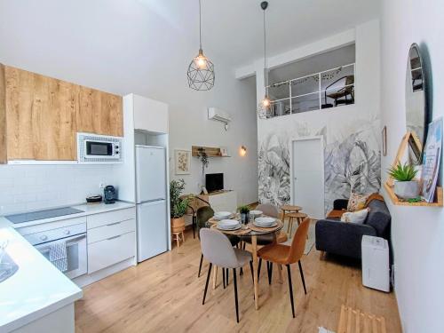 Comfy loft, 6 metro stops from downtown, AC & WiFi